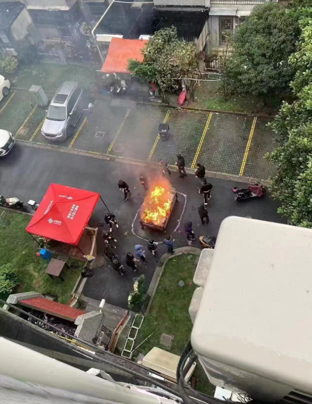 中國死亡人數飆升，導致殯儀館、火葬場都要排隊等上數日，網友po文指親人過世後，只好在自家小區焚燒屍體。   圖：翻攝自推特 @morele