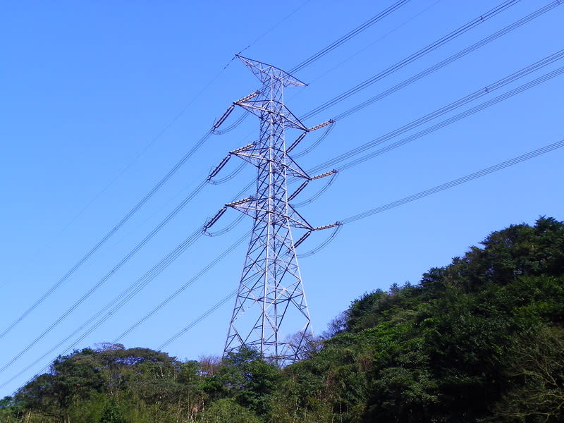 台灣電力公司位於基隆市安樂區萬瑞線公路一號隧道北端出口丘陵上的高壓電塔。（Photo on Wiki Commons）