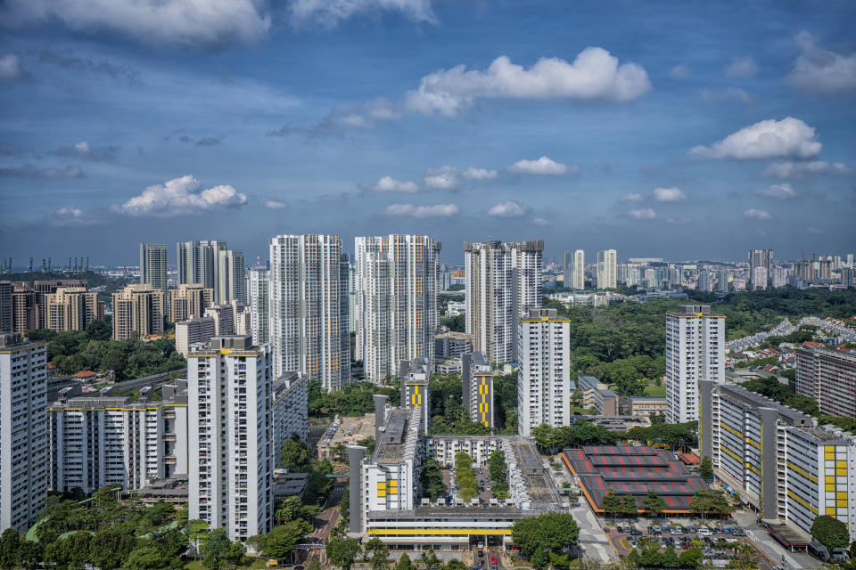 Public housing developments and modern private condominiums stand in Singapore. (Photo: Getty Images)