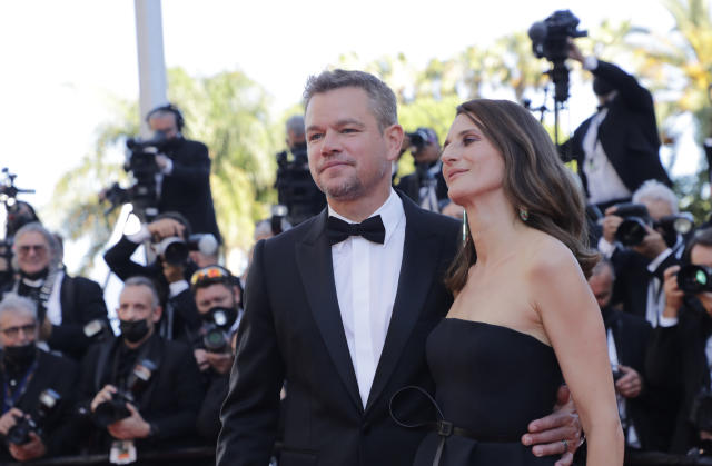Matt Damon y Camille Cottin posan al llegar al estreno de "Stillwater" en el Festival de Cine de Cannes, en el sur de Francia, el jueves 8 de julio de 2021. (Foto por Vianney Le Caer/Invision/AP)