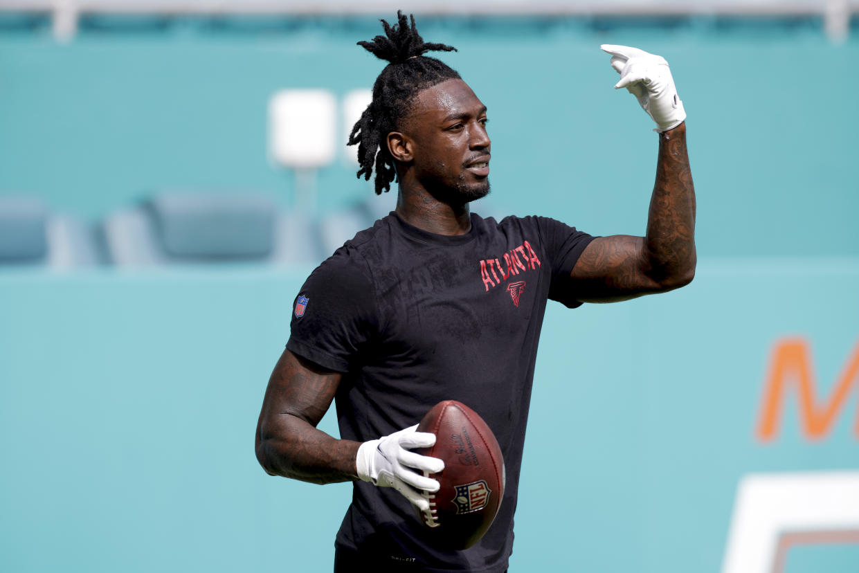 MIAMI GARDENS, FL - OCTOBER 24: Atlanta Falcons wide receiver Calvin Ridley (18) during the game between the Atlanta Falcons and the Miami Dolphins on October 24, 2021 at Hard Rock Stadium in Miami Gardens, Fl. (Photo by David Rosenblum/Icon Sportswire via Getty Images)