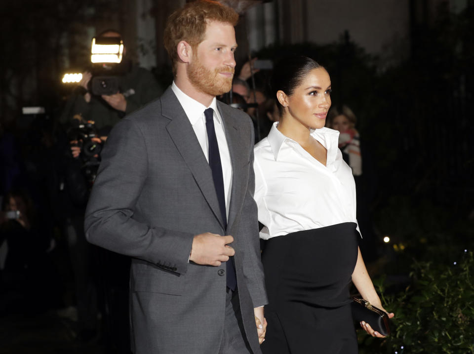 <p>¡Por fin! Los duques de Sussex ya son papás. Meghan Markle dio a luz este 6 de mayo a un niño que pesó 3,300 kilos y del que aún no conocemos más detalles. Lo que sí sabemos es que la espera se nos ha hecho demasiado larga a nosotros y a la propia esposa del príncipe Harry, que no ha tenido precisamente un embarazo tranquilo. (Foto: Kirsty Wigglesworth / AP). </p>