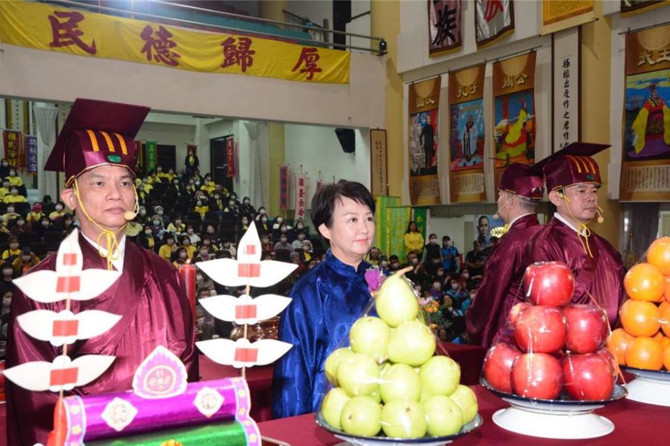 中華民族海內外同胞聯合祭祖大典16日由台中市長盧秀燕（中）擔任總主祭。圖／業者提供