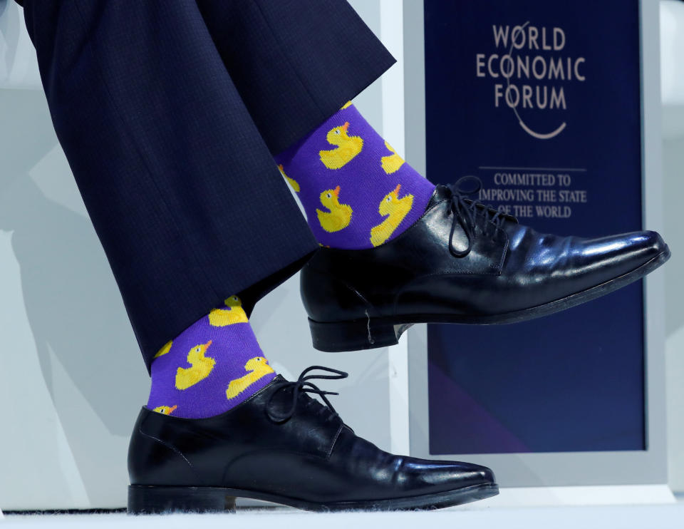 <p>Der kanadische Premierminister Justin Trudeau während einer Podiumsdiskussion beim Weltwirtschaftsforum in Davos. Seine Sockenwahl ist für einen Spitzenpolitiker recht ungewöhnlich. Das Treffen der internationalen Finanz-, Wirtschafts- und Politelite findet dieses Jahr vom 23. bis 26. Januar statt. (Bild: REUTERS/Denis Balibouse) </p>