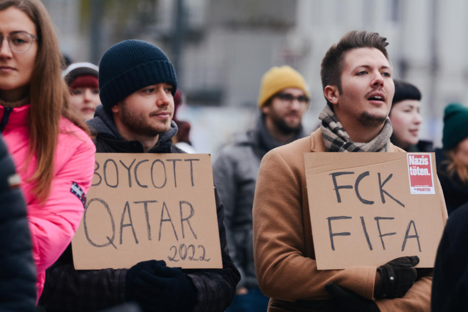Manifestación contra el mundial de Qatar en la ciudad alemana de Colonia el domingo 20 de noviembre. (Photo by Ying Tang/NurPhoto via Getty Images)