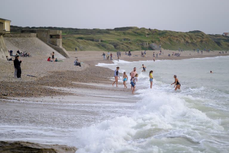 Bañistas disfrutan de una tarde cálida de otoño en Audresselles, Francia, el 29 de octubre de 2022.