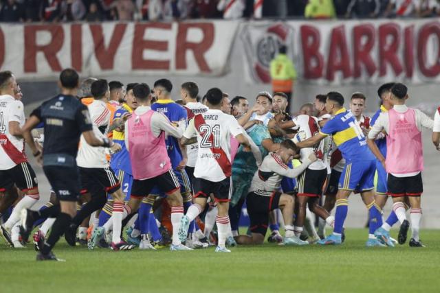 Golpes, patadas y empujones; un caos entre los equipos tras el penal convertido por Borja