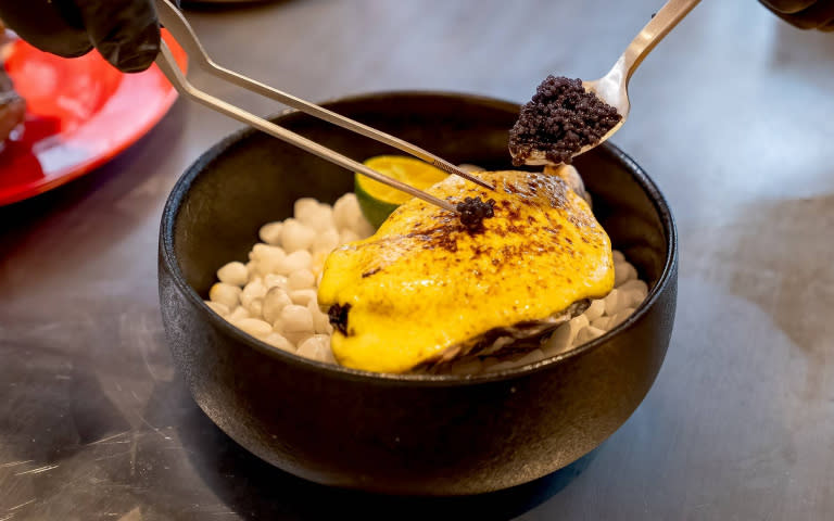 「日本蠔魚子蕈菇 海膽荷蘭醬」以鮮菇鋪底再放上牡蠣、炙燒海膽荷蘭醬，最後又奢侈點上魚子醬增添鹹香風味。（圖／焦正德攝）