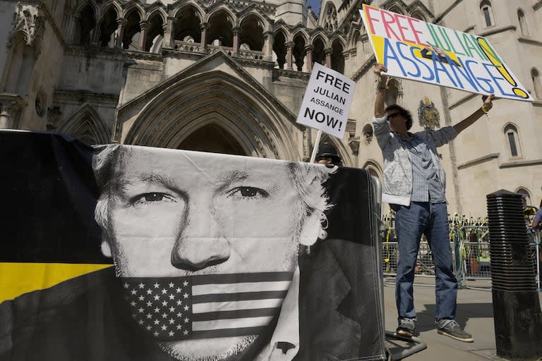 Un manifestante frente al Tribunal Superior de Londres, el lunes 20 de mayo de 2024. Un tribunal británico ha dictaminado que el fundador de WikiLeaks, Julian Assange, puede recurrir una orden de extradición a Estados Unidos por cargos de espionaje 