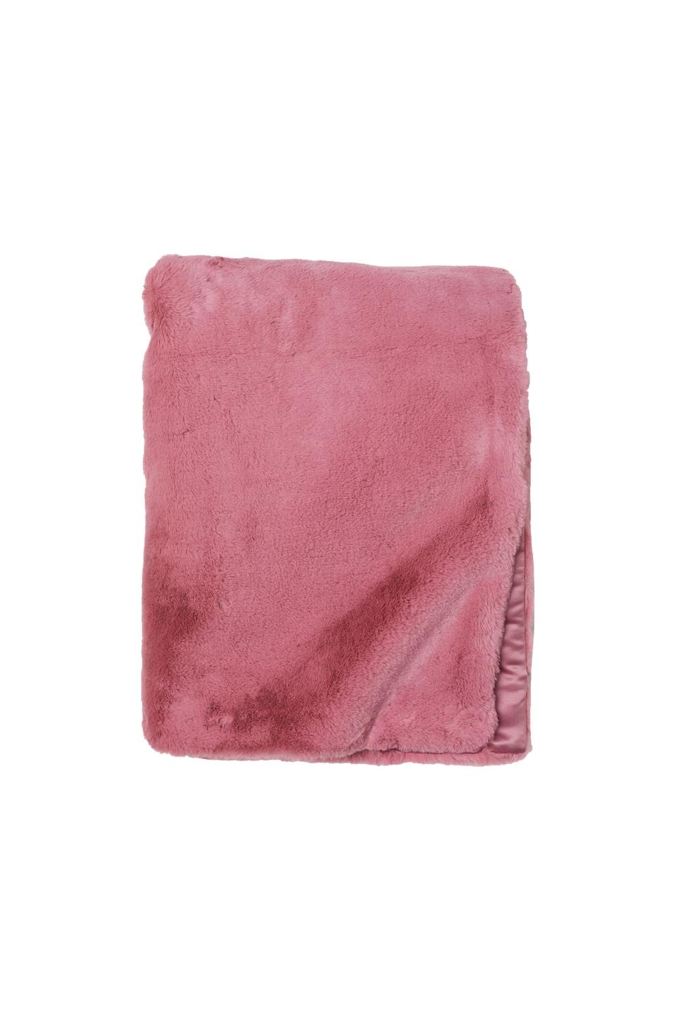 <p><strong>H&M Faux Fur Throw</strong></p><p>hm.com</p><p><strong>$26.99</strong></p><p><a href="https://go.redirectingat.com?id=74968X1596630&url=https%3A%2F%2Fwww2.hm.com%2Fen_us%2Fproductpage.0659622003.html&sref=https%3A%2F%2Fwww.harpersbazaar.com%2Fculture%2Fg42709954%2Fbest-romantic-gift-gesture-ideas%2F" rel="nofollow noopener" target="_blank" data-ylk="slk:Shop Now;elm:context_link;itc:0;sec:content-canvas" class="link ">Shop Now</a></p><p>For the person who defines romance by how many episodes of <em>The Office </em>they can cram in one night. </p>