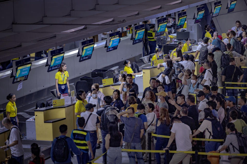 Se forman largas colas de pasajeros en los mostradores de facturación del Aeropuerto Internacional Ninoy Aquino, en medio de una interrupción global de TI causada por una interrupción de Microsoft y un problema de TI de Crowdstrike, el 19 de julio de 2024 en Manila, Filipinas. (Foto: Ezra Acayan/Getty Images)