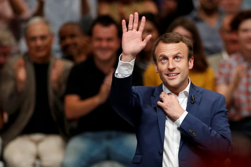 L'Elysée a annoncé mardi la démission d'Emmanuel Macron du ministère de l'Economie et son remplacement par Michel Sapin, qui reprend son portefeuille en plus de celui des Finances. /Photo d'archives/REUTERS/Benoit Tessier