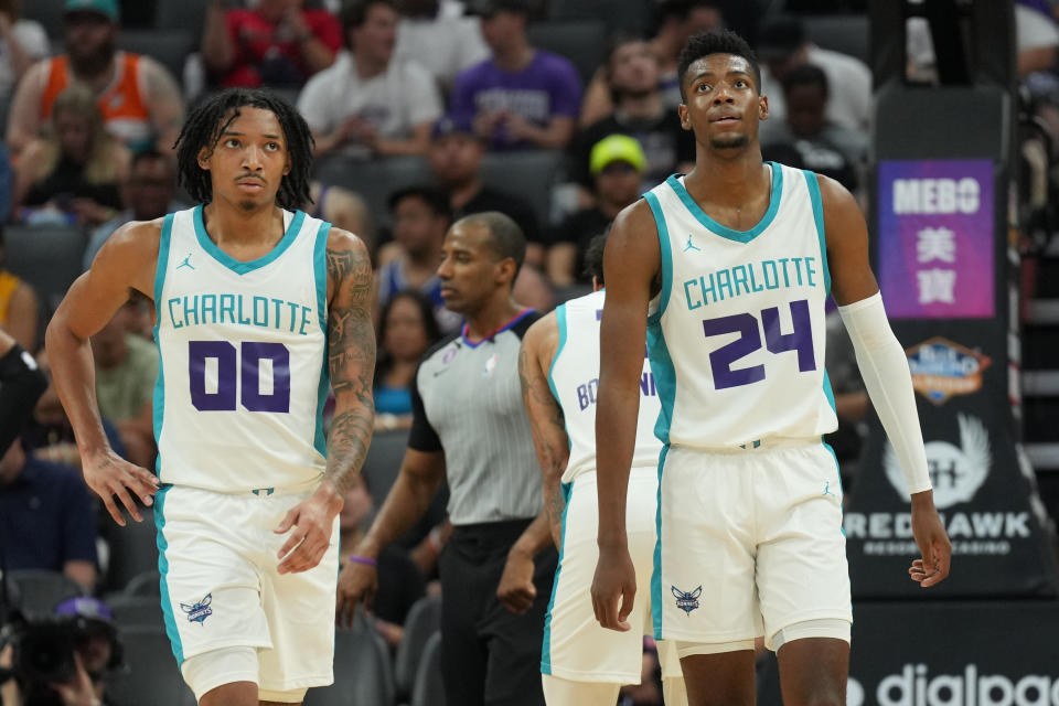 Charlotte Hornets garde Nick Smith Jr. et l'attaquant Brandon Miller lors d'un match de la Ligue d'été à Sacramento avant l'événement annuel à Las Vegas.  (Darren Yamashita/USA TODAY Sports)