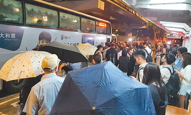 台塑集團進駐內湖新總部首日，迎來5000人通勤大挑戰，下班時間大量人潮塞爆總部外的公車站，幾乎班班客滿。（丁上程攝）