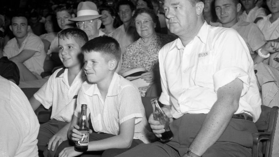 Niño toma una 7 Up en 1953