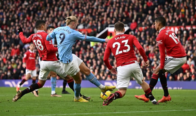 Manchester United remonta derbi al City, el Liverpool vuelve a tropezar