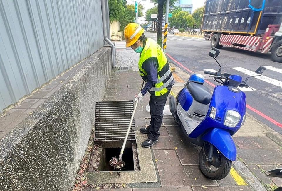 山陀兒颱風當前，桃園市環保局動員整備加強道路側溝清淤。（環保局提供）