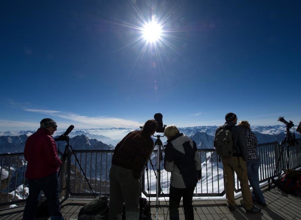 Sonnenfinsternis: Auf dem zehnten Platz landet ein Suchbegriff, der die meisten Klicks wohl an einem einzigen Tag sammelte. Am 20. März konnte unter anderem in Deutschland eine totale Sonnenfinsternis beobachtet werden. (Bild-Copyright: Angelika Warmuth/dpa)