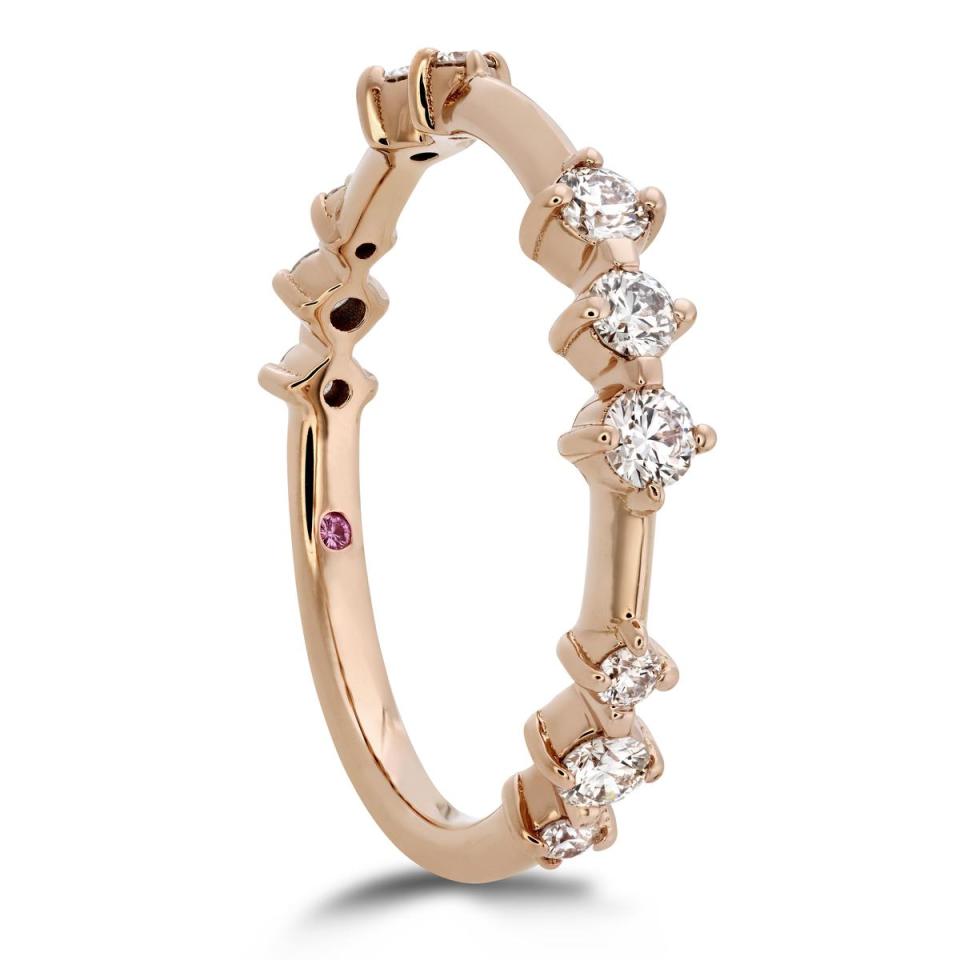 LOVE CODE玫瑰金、鑽石、粉紅剛玉戒指。NT$68,000（VALENTINO提供）