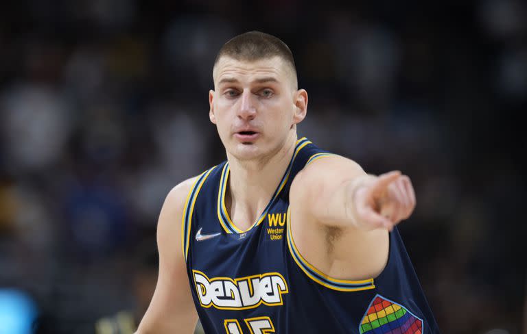 Jokic fue nombrado MVP por segundo año consecutivo y lo festejó entre allegados y seres queridos