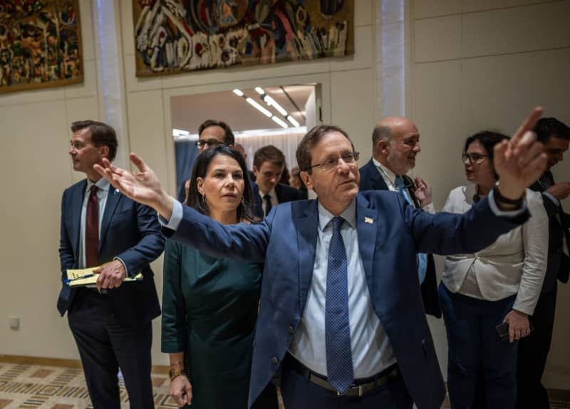 Israel's President Izchak Herzog (R) welcomes German Foreign Minister Annalena Baerbock (C), at the start of her trip to the Middle East. Her first stop will be talks in Israel on the situation in Gaza, the situation in the West Bank and the tense situation on the Israeli-Lebanese border. Michael Kappeler/dpa