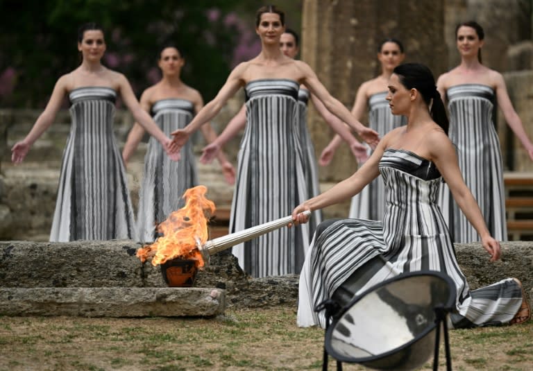 101 Tage von den Sommerspielen in Paris ist am Dienstag das Olympische Feuer im antiken Olympia entzündet worden. Die Flamme soll nun zunächst durch Griechenland getragen werden und dann durch Frankreich und seine Überseegebiete. (Aris MESSINIS)