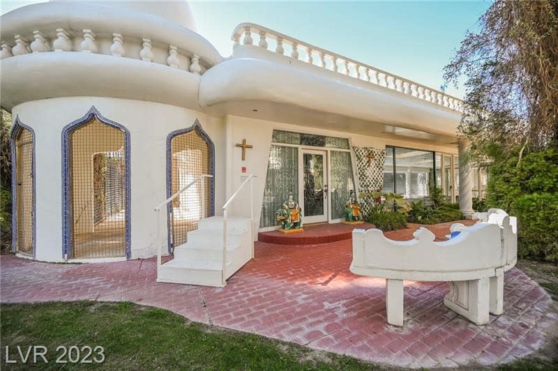 Siegfried & Roy’s Jungle Palace home in Las Vegas for sale, listed at $3 million. (Photo: Ron Miller – Zipp3D)