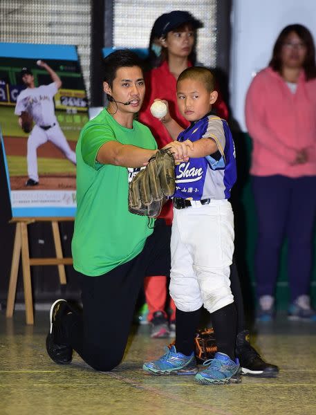 陳偉殷指導中山國小及五所鄰近小學的棒球隊投球技巧。(大漢集團提供)