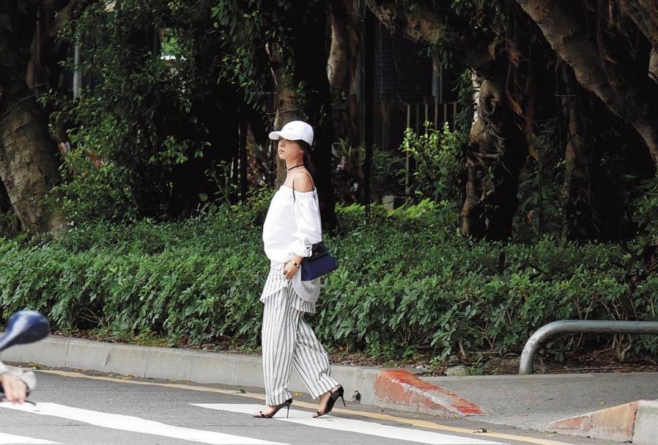 7月17日12：37，今年夏天，蔡依林愈穿愈時髦也愈穿愈露，走在街上時，不忘小露香肩。