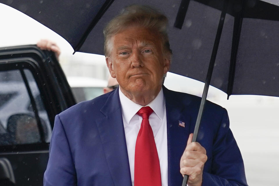 El expresidente estadounidense Donald Trump camina para hablar con los reporteros antes de abordar su avión en el Aeropuerto Nacional Ronald Reagan de Washington, el jueves 3 de agosto de 2020, en Arlington, Virginia. (AP Foto/Alex Brandon)