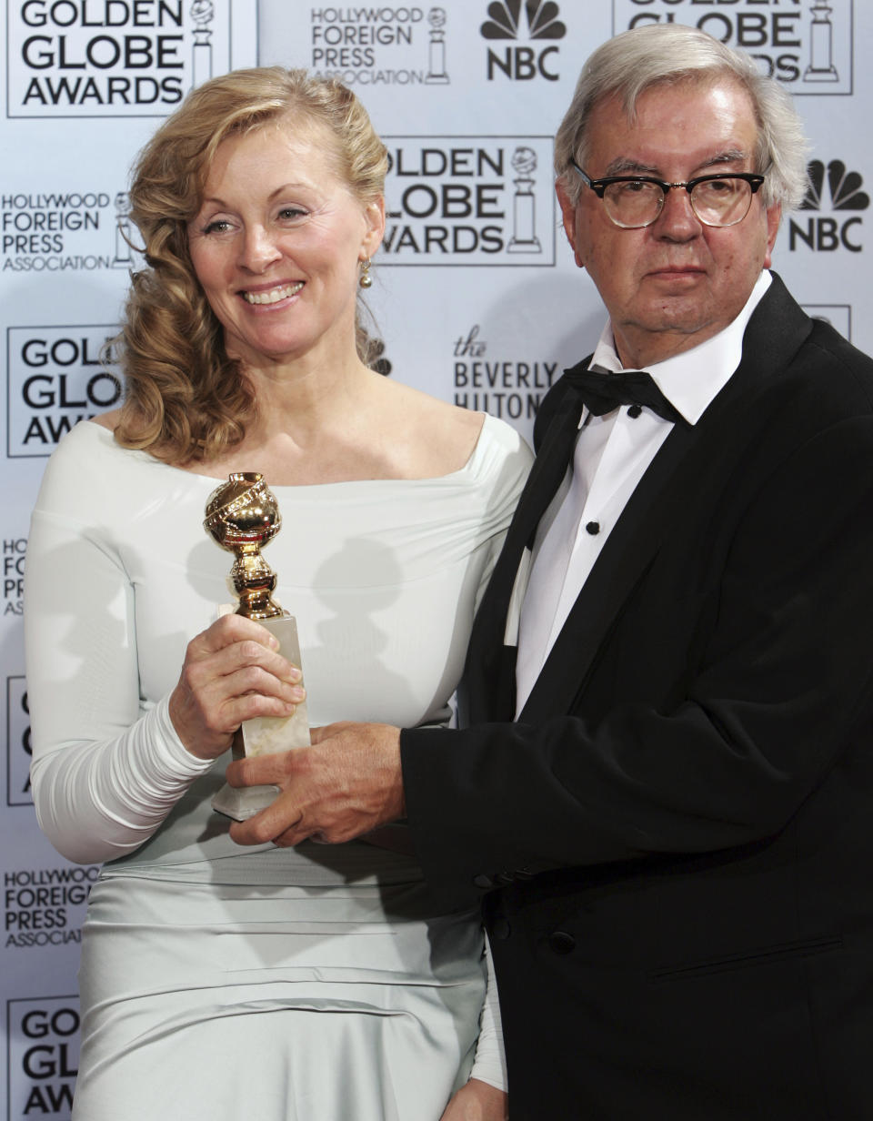 ARCHIVO – Los guionistas Larry McMurtry, derecha, y Diana Ossana posan con su premio a mejor guion por "Brokeback Mountain" en la 63a entreg de los Globos de Oro en Beverly Hills, California el 16 de enero de 2006. McMurtry autor de casi 50 libros y decenas de guiones falleció a los 84 años, informaron sus representantes el 26 de marzo de 2021. Ganó el Pulitzer en 1986 por “Lonesome Dove” . Varios de los libros de McMurtry se convirtieron en películas premiadas con el Oscar como “The Last Picture Show” y “Terms of Endearment”. McMurtry coescribió el guion de “Brokeback Mountain” por el que ganó el Oscar. (Foto AP/Reed Saxon, archivo)