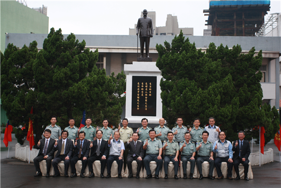 中華民國軍人之友社26日前往後備指揮部敬軍，並與該部重要幹部合影留念。（軍聞社實習記者江孟烜攝）