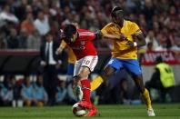 Benfica's Andre Gomes (L) fights for the ball with Juventus' Paul Pogba during their Europa League semi-final first leg soccer match at Luz stadium in Lisbon April 24, 2014. REUTERS/Rafael Marchante