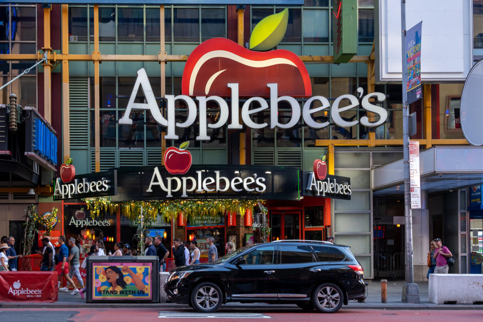 New York City, États-Unis - 18 août 2022 : un restaurant Applebee près de Times Square à New York City, États-Unis.  Applebee's Restaurants LLC.  est une société américaine.