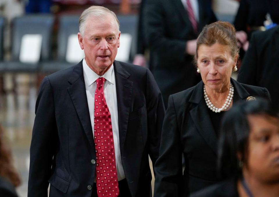 Dan Quayle and his wife Marilyn arrive at the Capitol to attend services of George H. W. Bush in the US Capitol Rotunda