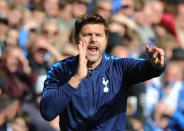 <p>Tottenham manager Mauricio Pochettino gives out instructions (REUTERS/Peter Powell) </p>