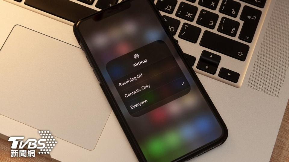 iOS 17.1讓AirDrop支援行動網路傳輸。（示意圖／shutterstock達志影像）