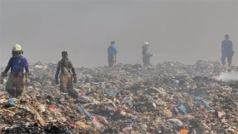 垃圾堆積產生大量沼氣　竹縣「新豐掩埋場」大火狂燒