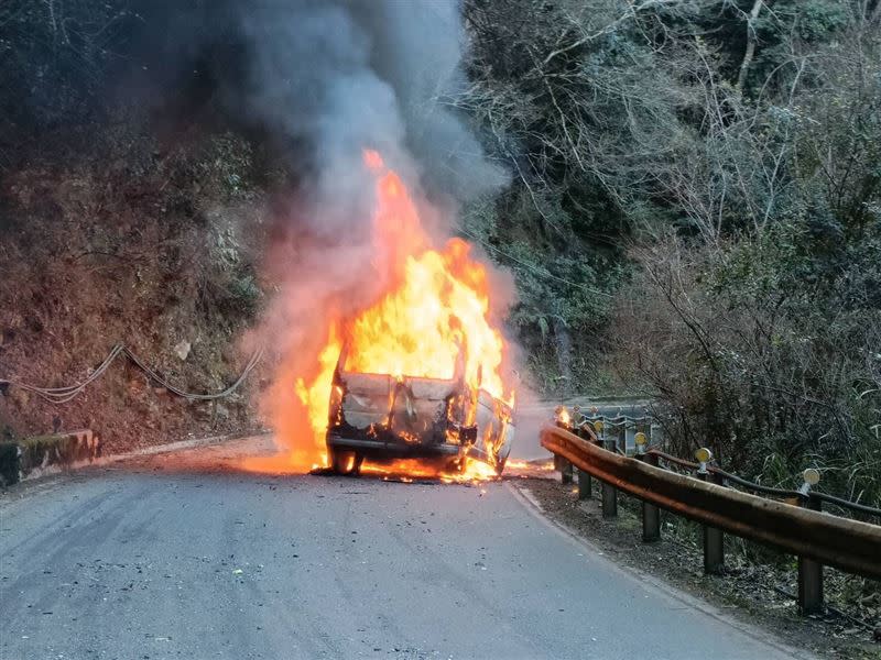 整部箱型車瞬間成了火球。（圖／翻攝畫面）