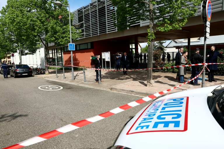 Des policiers devant l'école de Souffelweyersheim, dans le Bas-Rhin, où deux fillettes ont été blessées au couteau, le 18 avril 2024 (FREDERICK FLORIN)