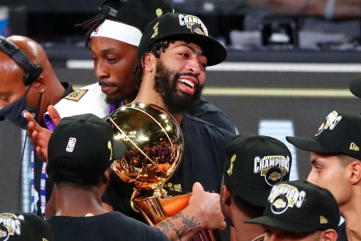 11 de octubre de 2020; Lake Buena Vista, Florida, Estados Unidos; El alero de Los Angeles Lakers Anthony Davis (3) sostiene el trofeo de las Finales después del sexto juego de las Finales de la NBA 2020 en el AdventHealth Arena. Los Angeles Lakers ganaron 106-93.