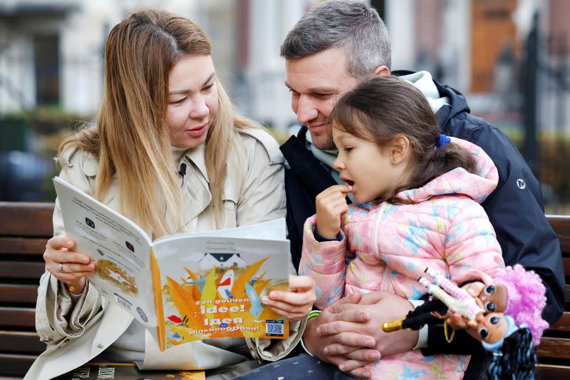 Ukrainian family Mykhalchenko read and listen to Better Time Stories in Rotterdam