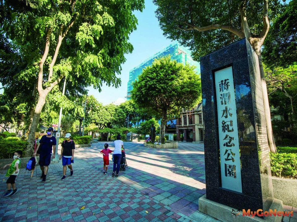 ▲慕樺行銷執行副總經理賴慶中表示，「城心曜曜」是承德大道旁、「千坪地、萬坪綠」的居住環境。