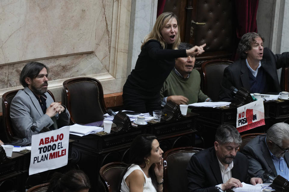 La legisladora opositora Myriam Bregman habla durante un debate sobre un proyecto de ley promovido por el presidente argentino Javier Milei en el Congreso en Buenos Aires, Argentina, el martes 30 de abril de 2024. (AP Foto/Natacha Pisarenko)