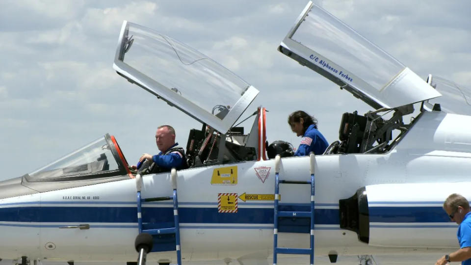 Die Boeing Crew Flight Test-Astronauten Butch Wilmore (links) und Suni Williams, beide von der NASA, kommen am 25. April vor ihrem Start an Bord eines T-38-Flugzeugs im Kennedy Space Center der Agentur in Florida an.