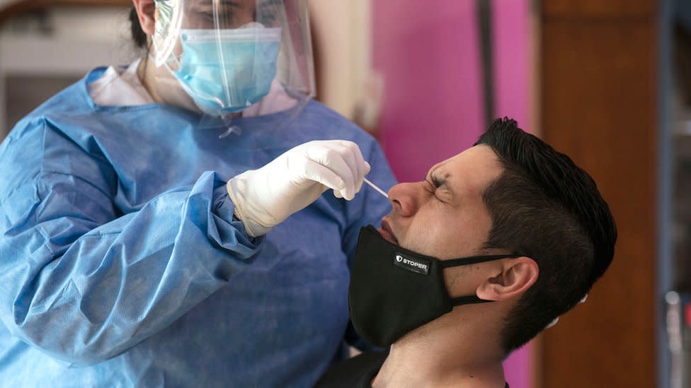 Enfermera realizando un test de covid en un paciente.