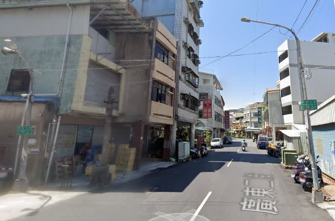 高雄市廣東二街一間老透天，因為曾發生命案，法拍至今流標10次。（圖／翻攝Google maps）