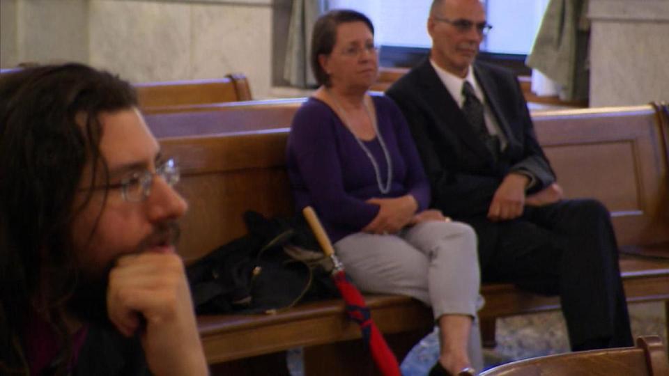 Christina y Mark Rotondo, padres de Michael (izq.), durante la audiencia de desalojo de su hijo en una corte de Nueva York. (CBS)