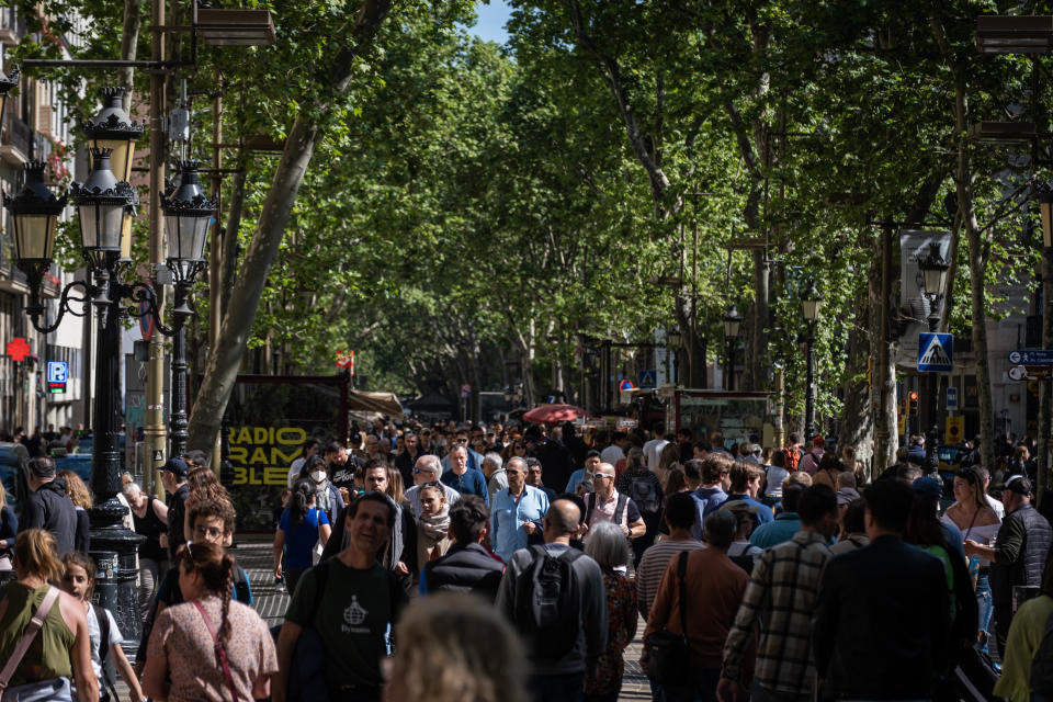 <p>Al borde del podio se queda Cataluña, con sus <strong>1.866 euros brutos al mes.</strong> (Photo by Adri Salido/Anadolu Agency via Getty Images)</p> 