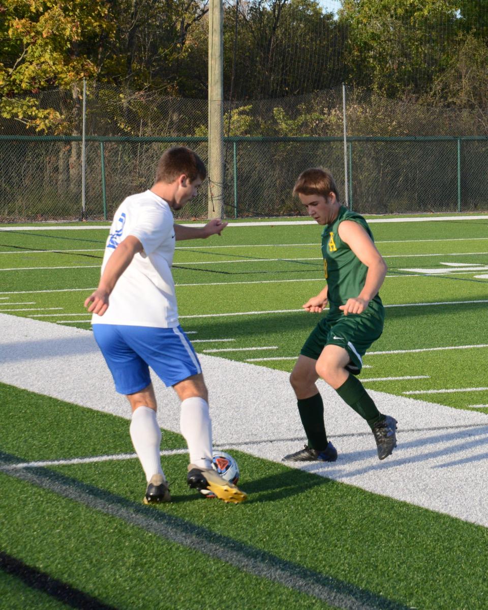 Dillon Holycross of Ida tries to get past Flat Rock’s Nicholas Sikorski last season. (Photo: [Monroe News photo by NILES KRUGER])